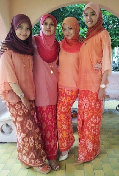Mira Filzah along with her mother and sisters