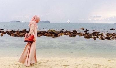 Mira Filzah is a beach lover