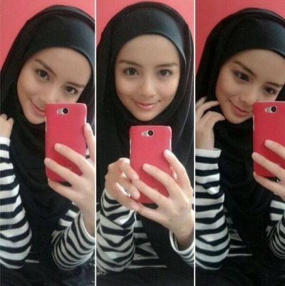 Mira Filzah is a selfie lover and loves to click pictures