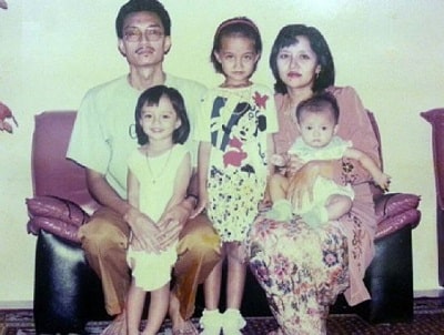 Mira Filzah with her family while being a kid