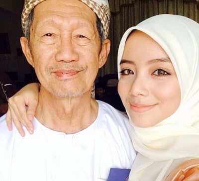 Mira Filzah with her father